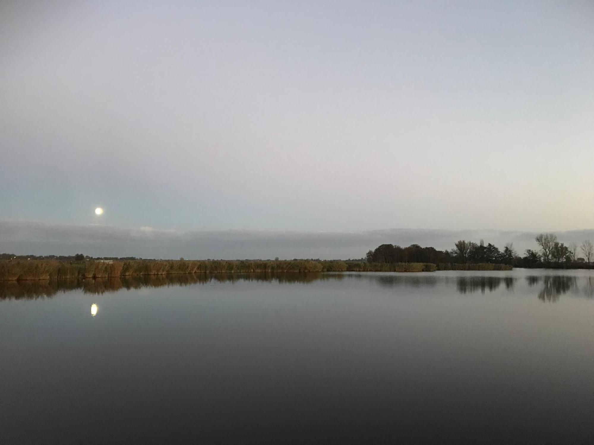Over Lake Monnickendam Dış mekan fotoğraf